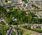 840468 Luchtfoto van het voormalige bastion Zonnenburg met de sterrenwacht en omgeving, aan de Stadsbuitengracht te ...